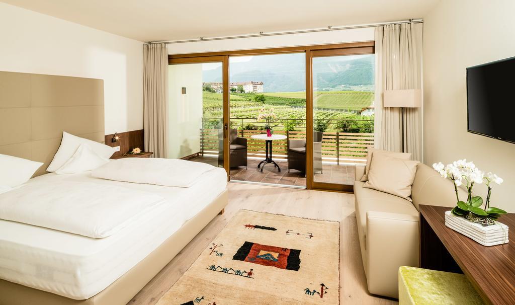 Hotel Girlanerhof Eppan an der Weinstraße Rum bild