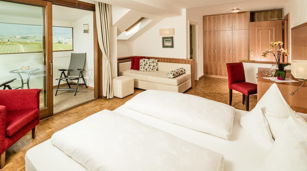 Hotel Girlanerhof Eppan an der Weinstraße Rum bild